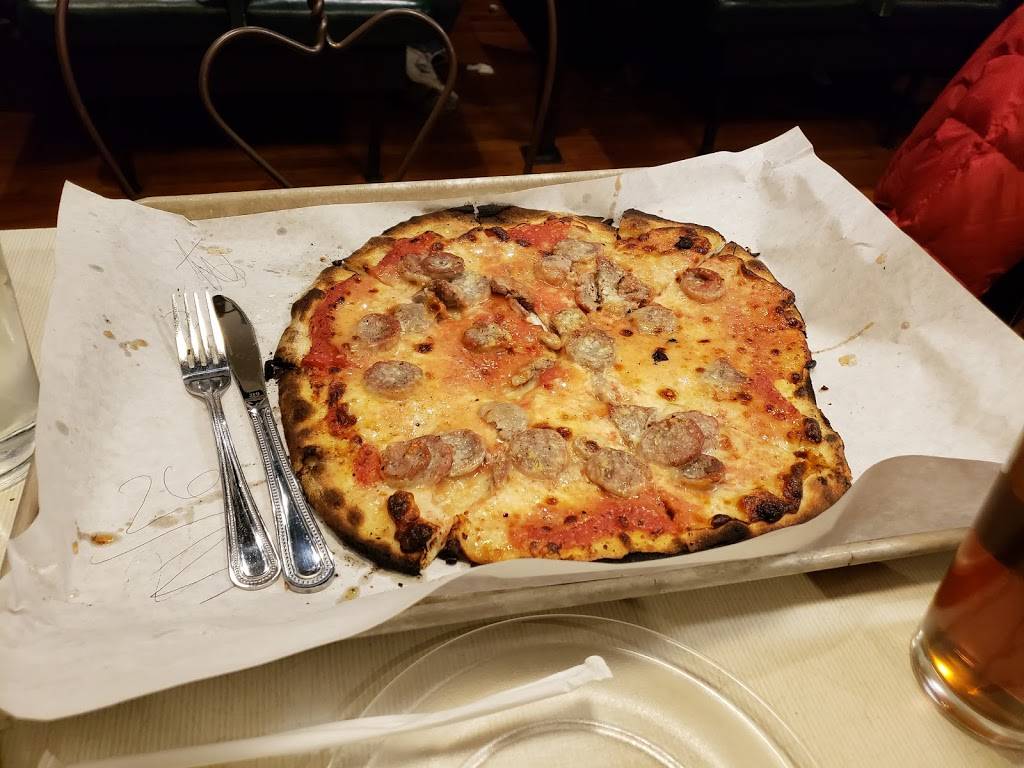 Frank Pepe Pizzeria Napoletana | restaurant | 157 Wooster St, New Haven, CT 06511, USA | 2038655762 OR +1 203-865-5762