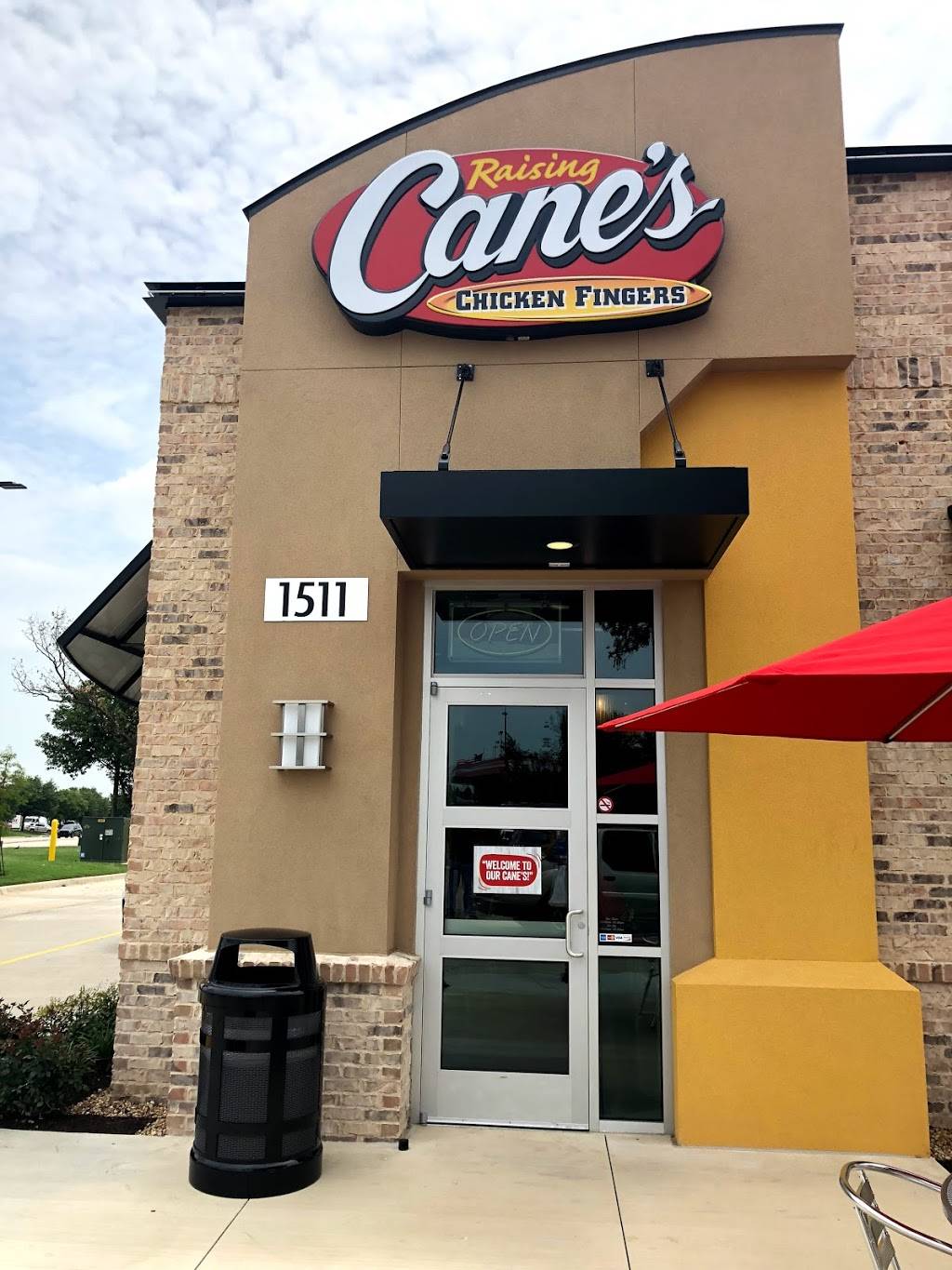 Raising Canes Chicken Fingers | meal takeaway | 1511 S Loop 288, Denton, TX 76205, USA | 9403200009 OR +1 940-320-0009
