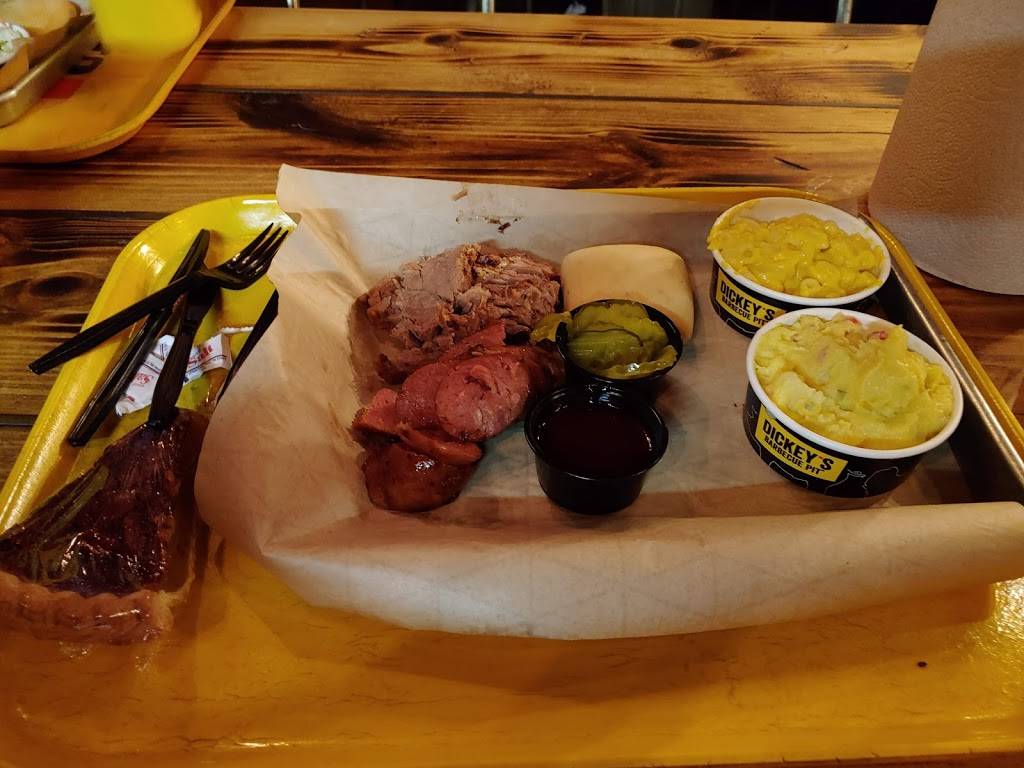 Dickeys Barbecue Pit | restaurant | 4610 N Central Expy, Dallas, TX 75206, USA | 2143704550 OR +1 214-370-4550