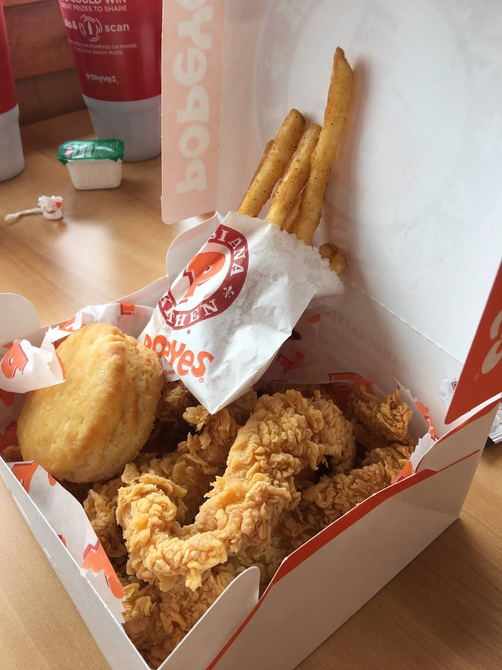 Popeyes Louisiana Kitchen | restaurant | 2580 Maple Ave, Zanesville, OH 43701, USA | 7404871279 OR +1 740-487-1279