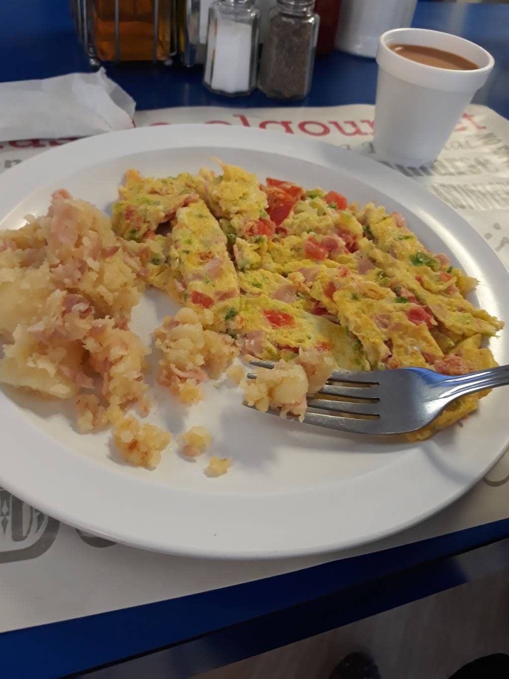 El Canal Cafe | restaurant | 8401 NW South River Dr, Medley, FL 33166, USA | 3058882485 OR +1 305-888-2485