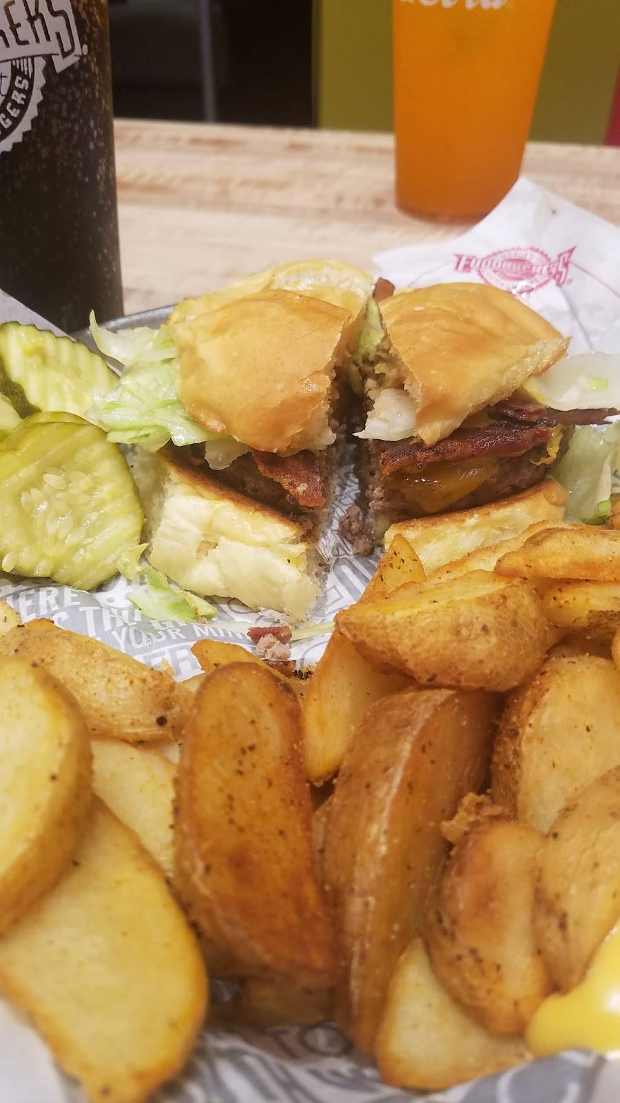 Fuddruckers | restaurant | 1500 Branding Ln, Downers Grove, IL 60515, USA | 6309630404 OR +1 630-963-0404