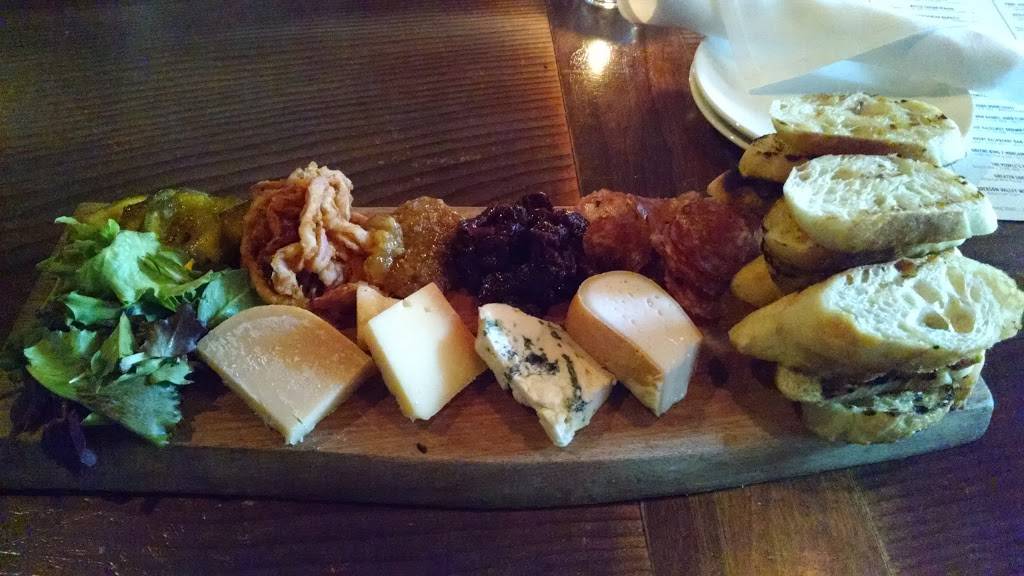 District Kitchen & Bar | restaurant | 40 West St, Pittsfield, MA 01201, USA | 4134420303 OR +1 413-442-0303