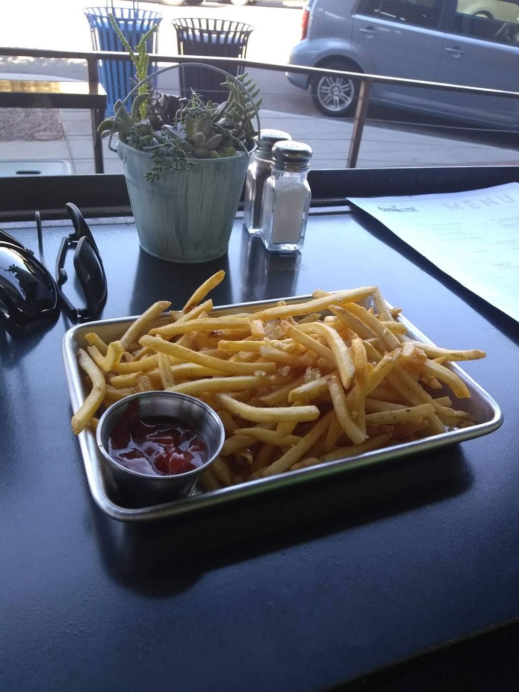 Curbside Eatery & Drinkery | restaurant | 8353 La Mesa Blvd, La Mesa, CA 91942, USA | 6198257759 OR +1 619-825-7759