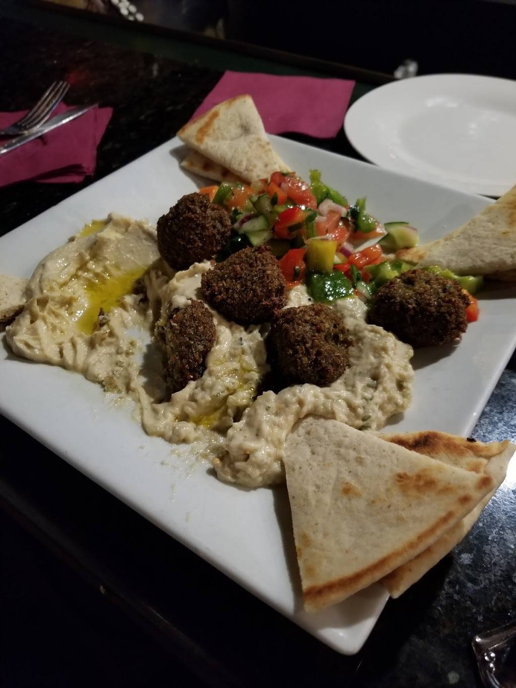 Mickeys Restaurant & Bar | restaurant | 2323 Whitney Ave, Hamden, CT 06518, USA | 2032884700 OR +1 203-288-4700