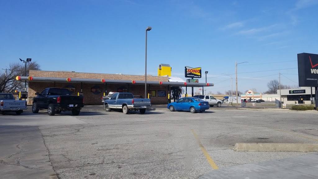 Sonic Drive-In | restaurant | 2307 N Broadway, Pittsburg, KS 66762, USA | 6202315070 OR +1 620-231-5070