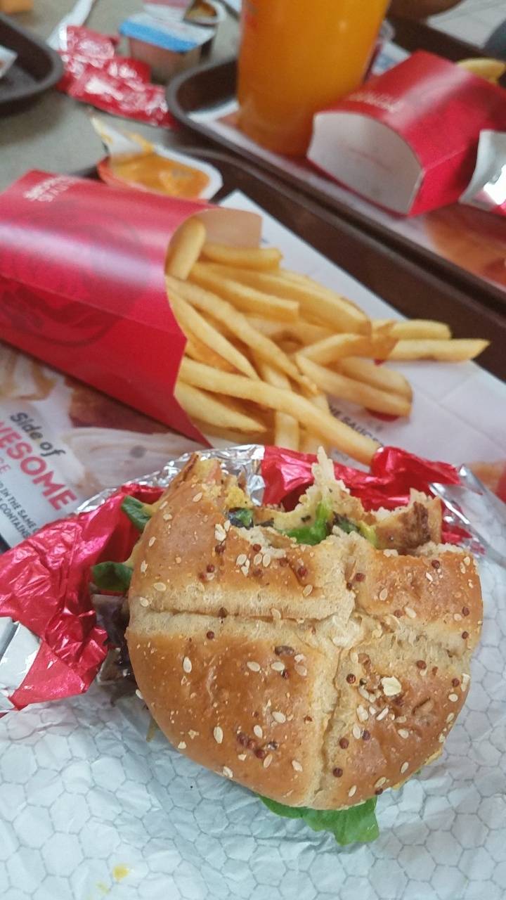 Wendys | restaurant | 7135 Sunset Blvd, Los Angeles, CA 90046, USA | 3238761925 OR +1 323-876-1925