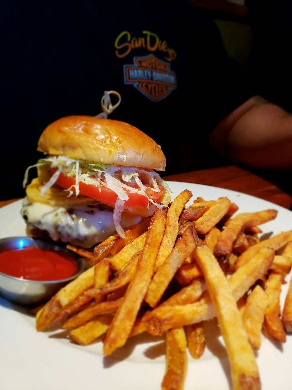 Burtons Grill & Bar of Alexandria | restaurant | 6452 Old Beulah St, Alexandria, VA 22315, USA | 7039221730 OR +1 703-922-1730