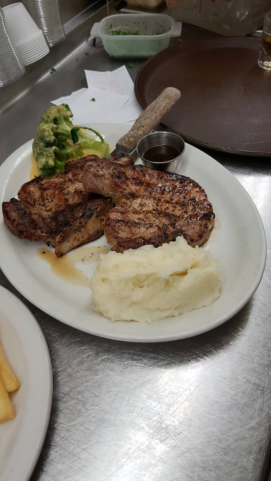 Red Ox Restaurant & Bar | restaurant | 129 E Oak Knoll Dr, Hampshire, IL 60140, USA | 8476832300 OR +1 847-683-2300