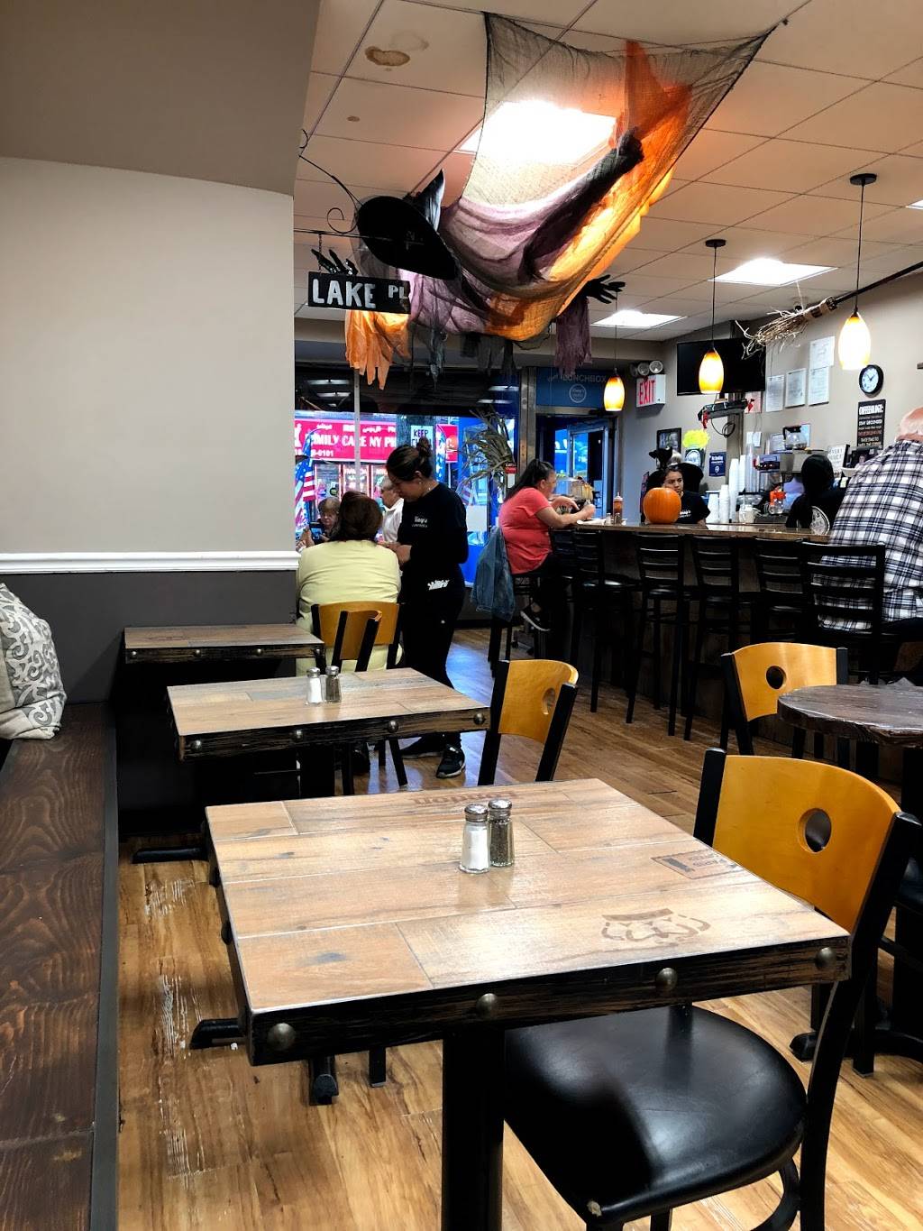 Vinnys Lunchbox | restaurant | 171 Avenue U, Brooklyn, NY 11223, USA | 7182663138 OR +1 718-266-3138