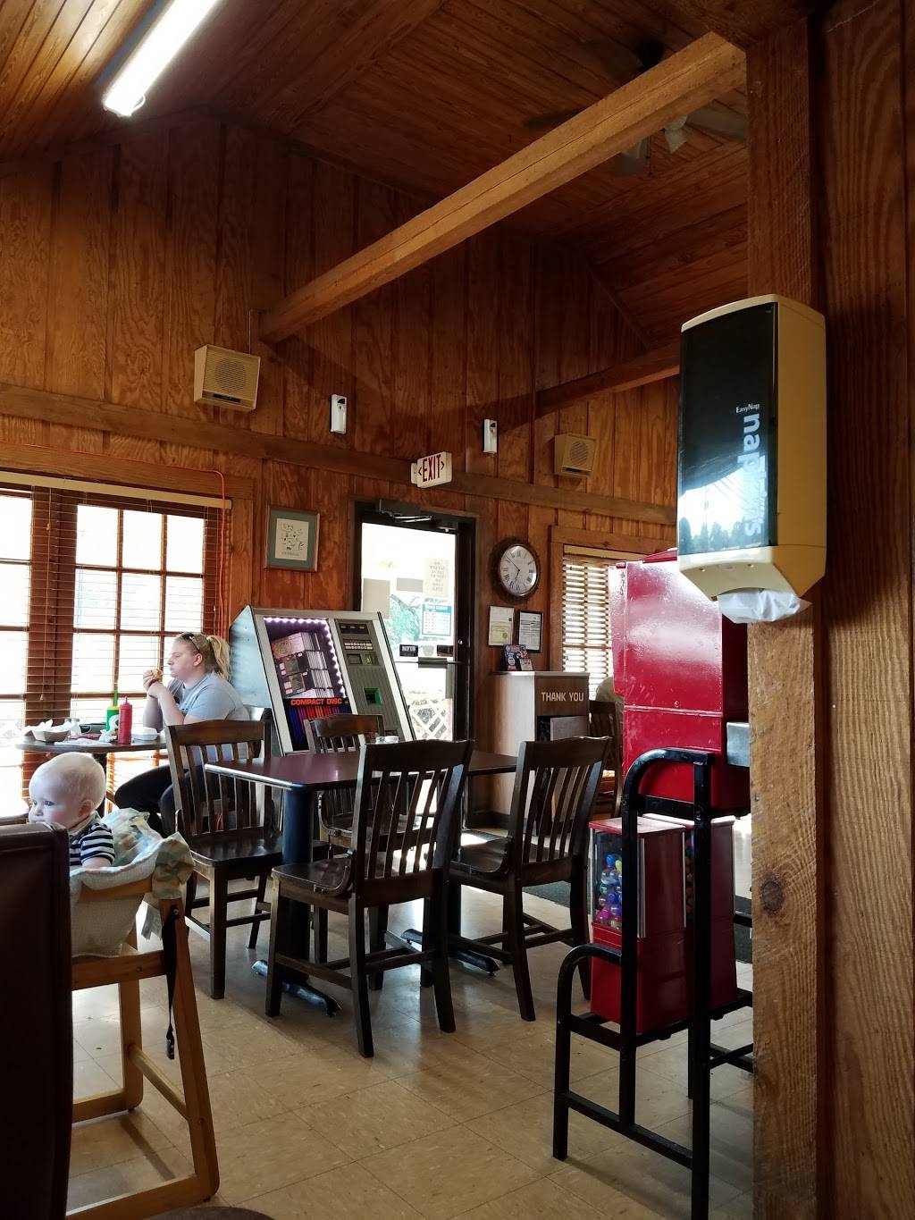 Big V | restaurant | 716 N 3rd Ave, Chatsworth, GA 30705, USA | 7066950982 OR +1 706-695-0982