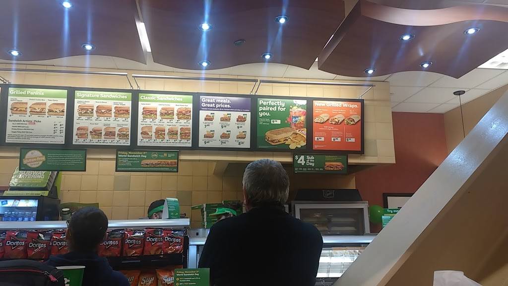 Subway | meal takeaway | 6301 Silver Dart Dr, Mississauga, ON L4W 1S9, Canada | 9056726980 OR +1 905-672-6980