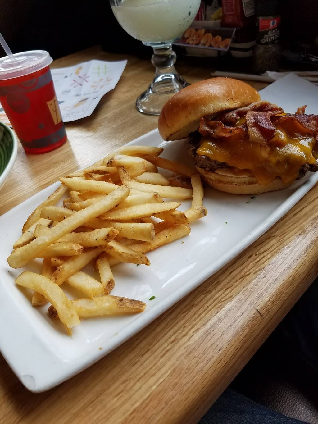 Applebees Grill + Bar | restaurant | 38-01 35th Ave, Astoria, NY 11101, USA | 7189437404 OR +1 718-943-7404