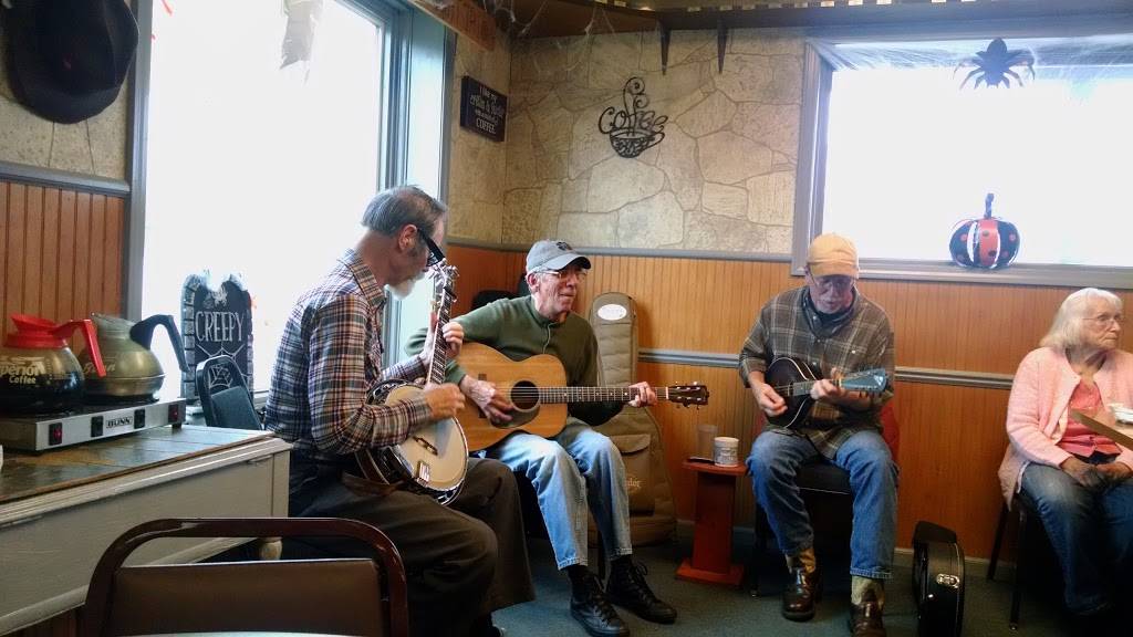 Nenas Cooper Cafe | restaurant | 7759 Douglas Ave, Kalamazoo, MI 49009, USA | 2693832960 OR +1 269-383-2960