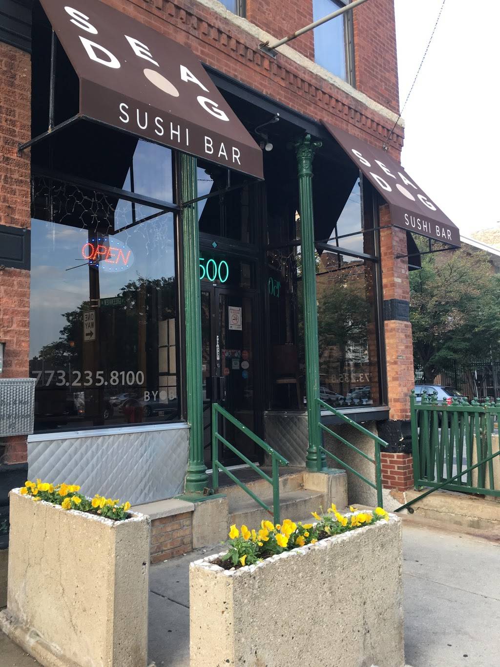 Seadog Sushi Bar | restaurant | 3344, 1500 W Division St, Chicago, IL 60642, USA | 7732358100 OR +1 773-235-8100