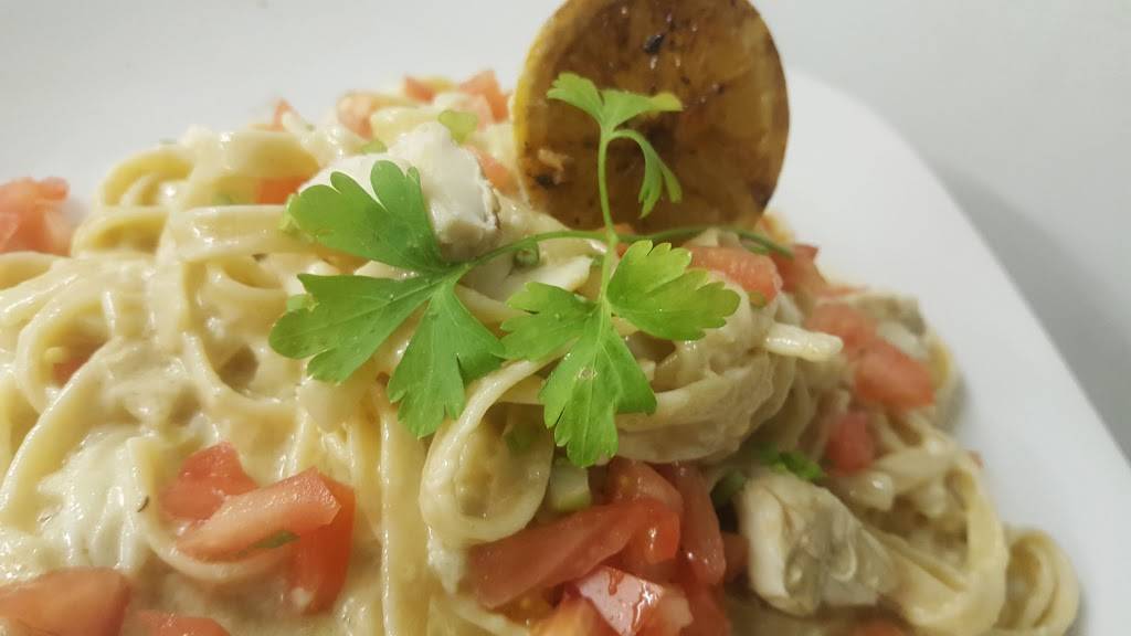 Crab N Que | restaurant | St. Michaels, 207 N Talbot St, St Michaels, MD 21663, USA | 4107458064 OR +1 410-745-8064