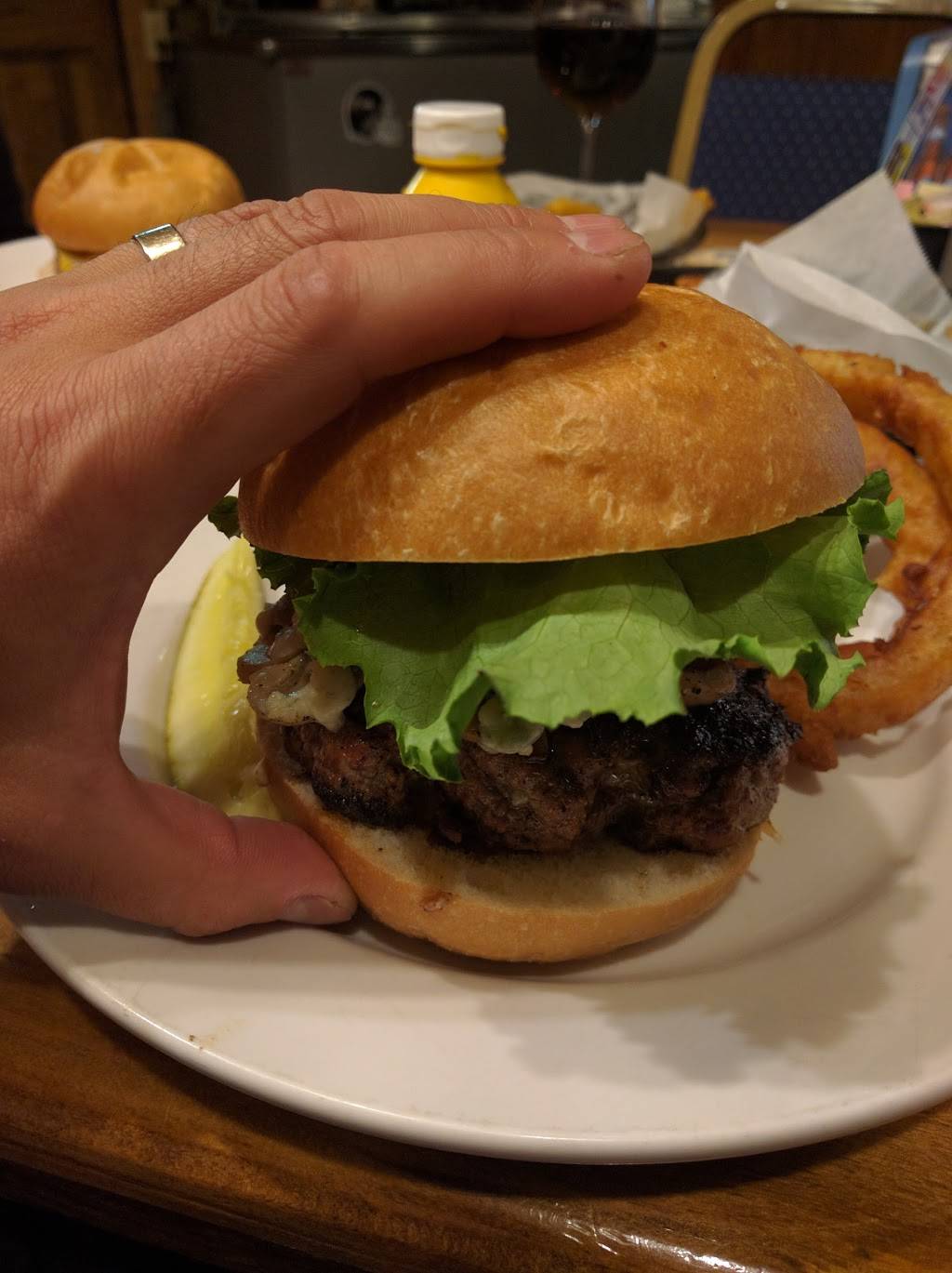 Captain Benders Tavern | restaurant | 111 E Main St, Sharpsburg, MD 21782, USA | 3014325813 OR +1 301-432-5813