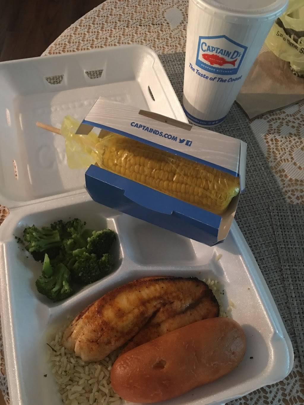 Captain Ds | restaurant | 2008 E Cone Blvd, Greensboro, NC 27405, USA | 3366212280 OR +1 336-621-2280