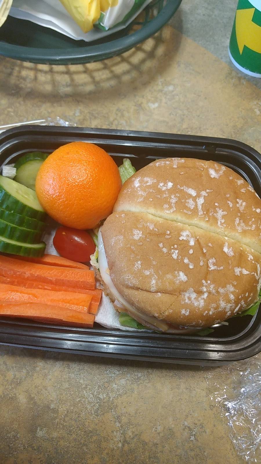 Subway | restaurant | 14810 Yonge St Unit C1, Aurora, ON L4G 1N3, Canada | 9058413573 OR +1 905-841-3573