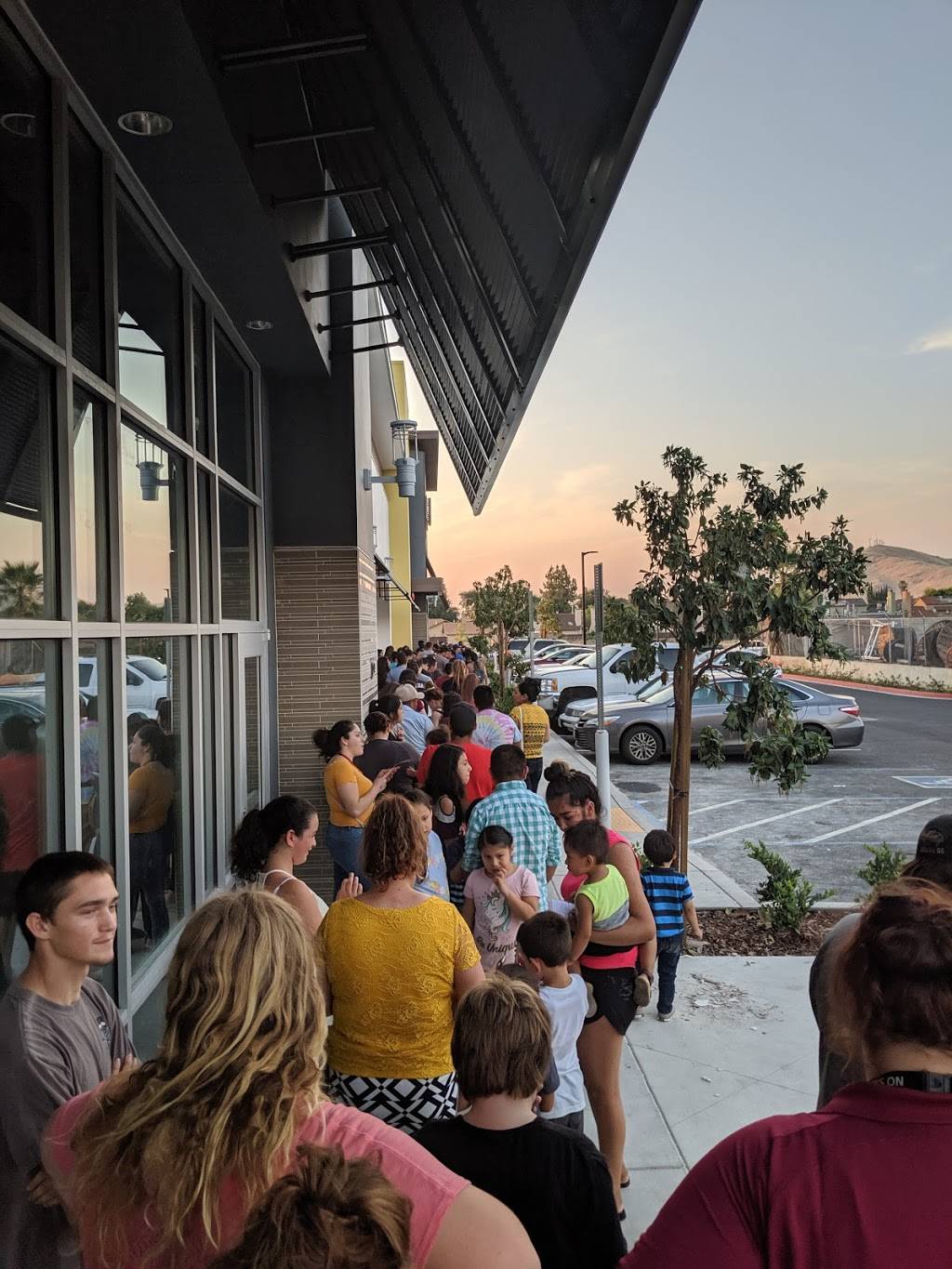 Blaze Pizza | meal takeaway | 1174 W Henderson Ave, Porterville, CA 93257, USA | 5594031002 OR +1 559-403-1002