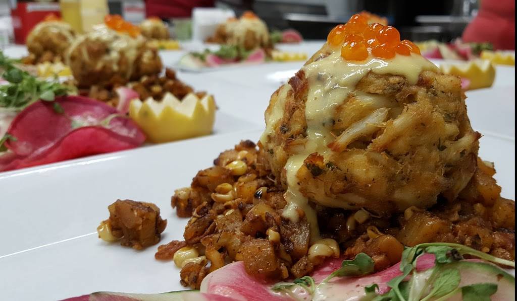 Crab N Que | restaurant | St. Michaels, 207 N Talbot St, St Michaels, MD 21663, USA | 4107458064 OR +1 410-745-8064