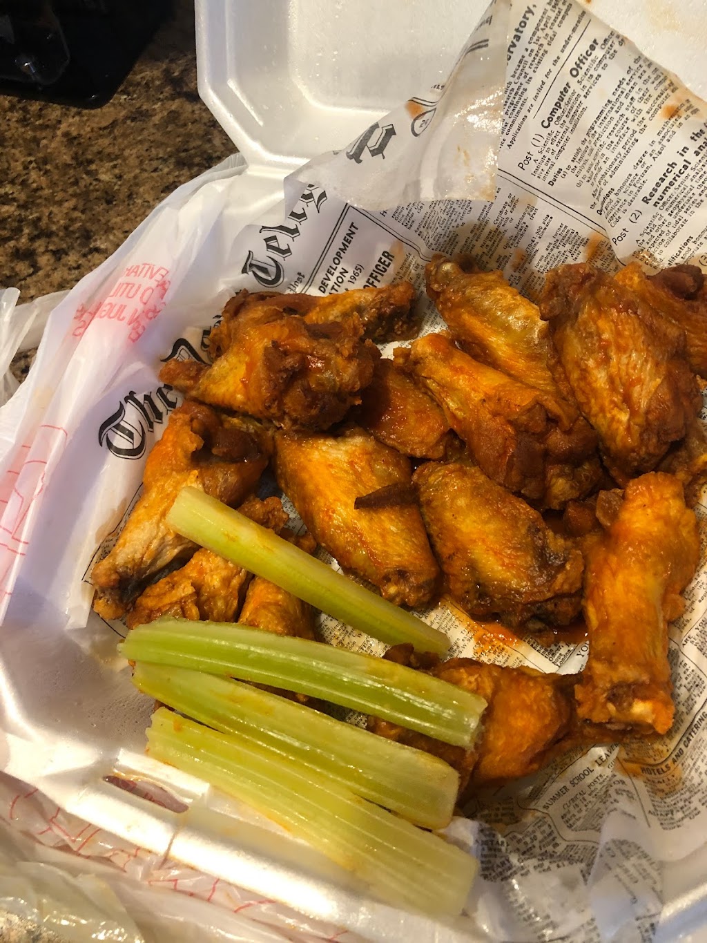 Chelseys Wings, Burgers, and Spirits | restaurant | 727 N Main St, Pueblo, CO 81003, USA | 7195454313 OR +1 719-545-4313