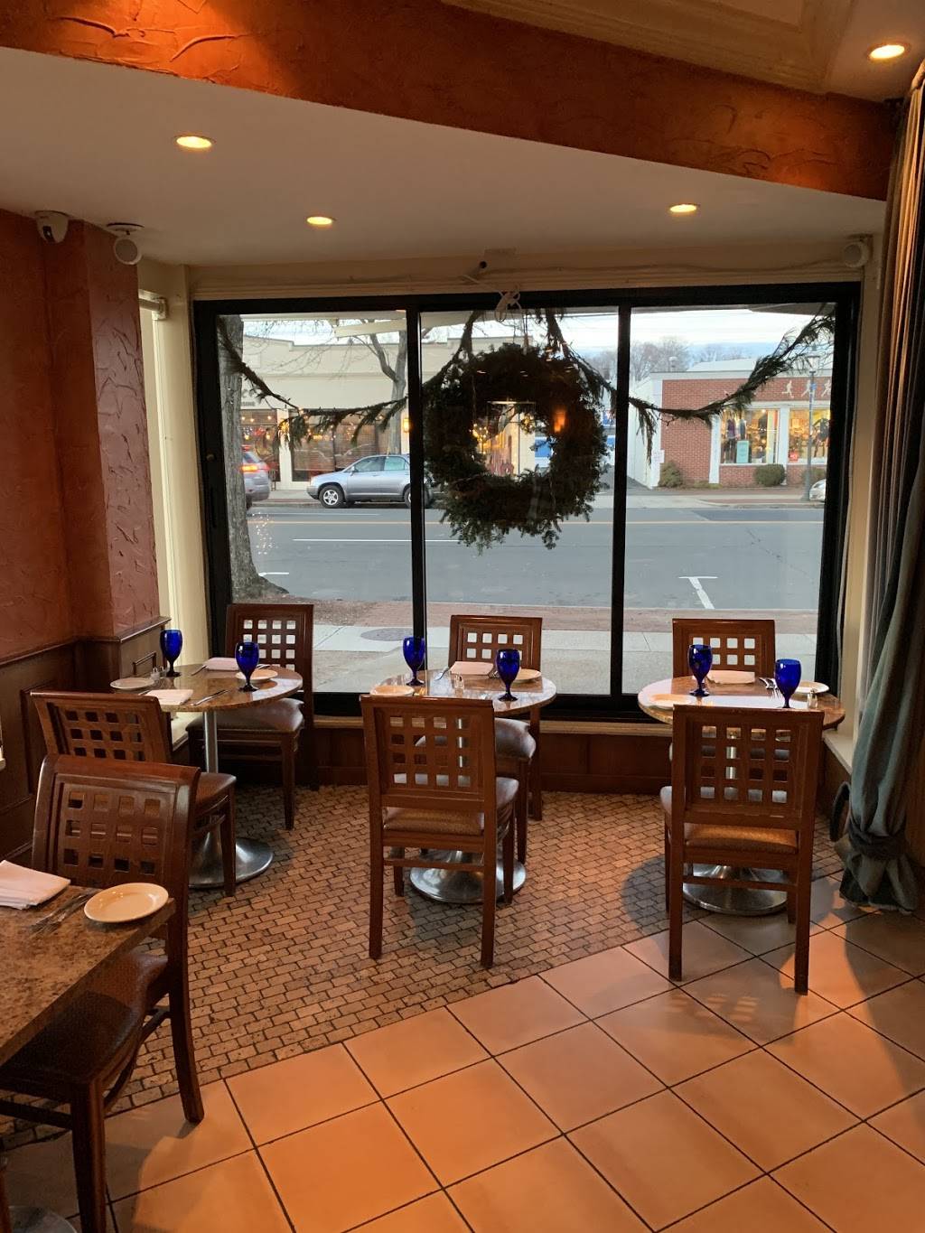 Aurora’s | restaurant | 1603 Post Rd, Fairfield, CT 06824, USA | 2032595800 OR +1 203-259-5800