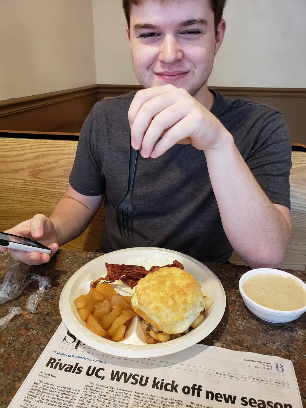 Tudors Biscuit World | restaurant | 5403 Maccorkle Ave, South Charleston, WV 25303, USA | 3047680782 OR +1 304-768-0782