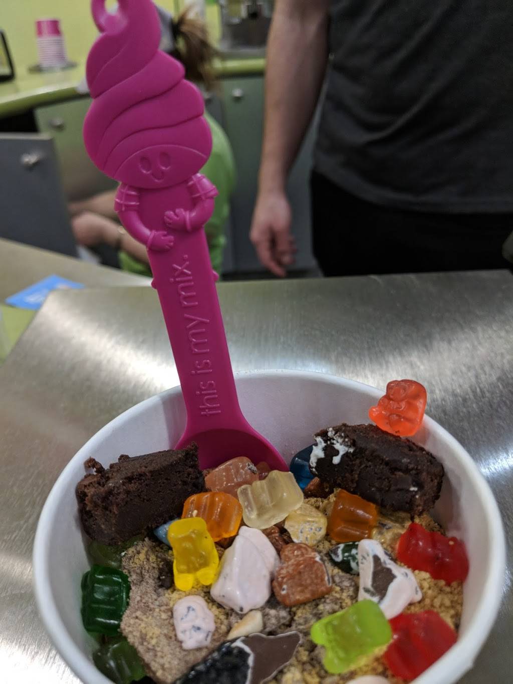 Menchie’s Frozen Yogurt | restaurant | 14523a Sherman Way, Van Nuys, CA 91405, USA | 8184653212 OR +1 818-465-3212