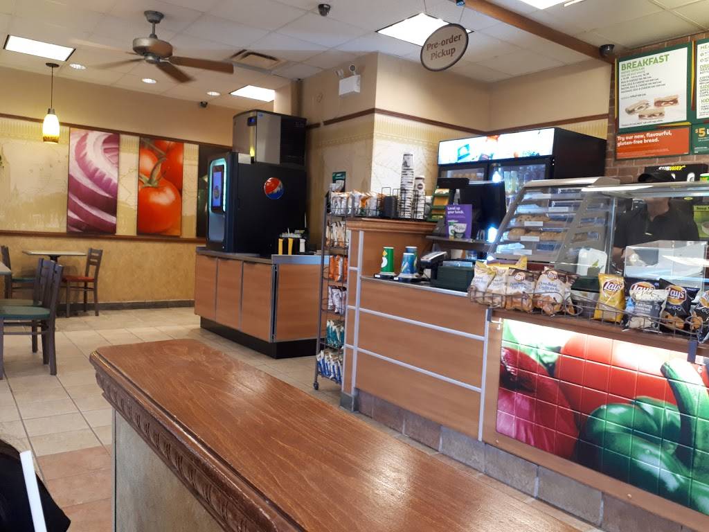 Subway | meal takeaway | 160 Beechwood Ave, Vanier, ON K1L 1A9, Canada | 6137412520 OR +1 613-741-2520