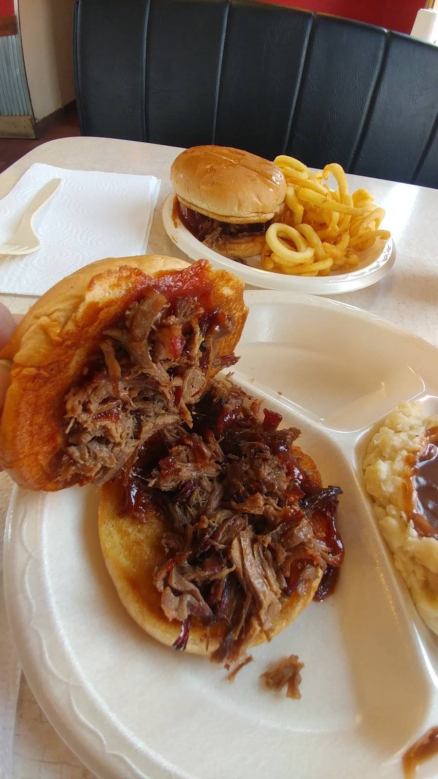 Hog Wild Pit Bar-B-Q | restaurant | 2401 N Main St, Hutchinson, KS 67502, USA | 6206698787 OR +1 620-669-8787