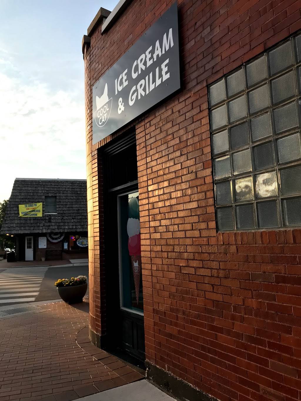 The Cool Cat Ice Cream Bowl | restaurant | 229 S Benzie Blvd, Beulah, MI 49617, USA | 2313834231 OR +1 231-383-4231