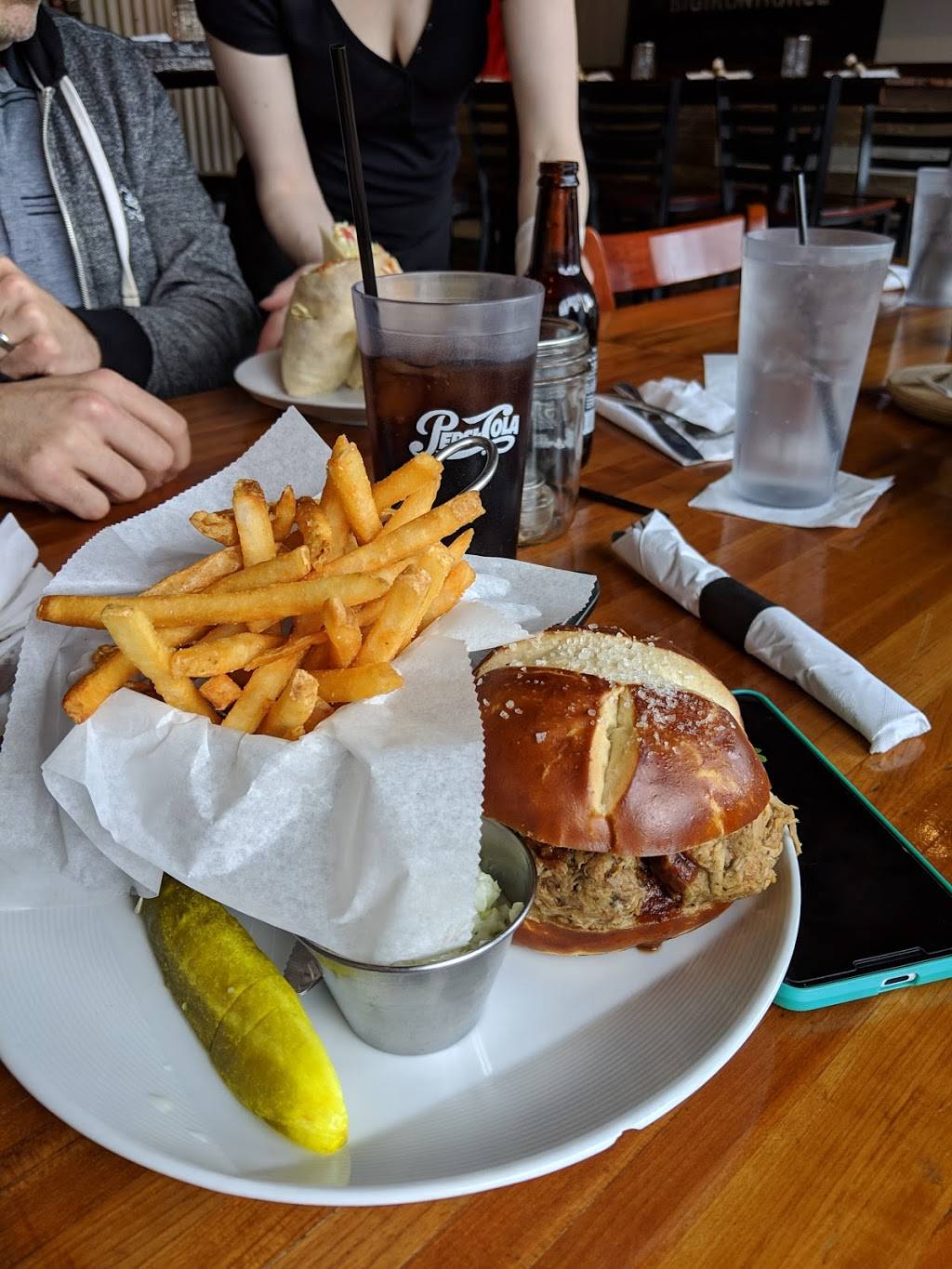 Big Iron Horse Barbecue | restaurant | 117 S Hough St, Barrington, IL 60010, USA | 8473824766 OR +1 847-382-4766