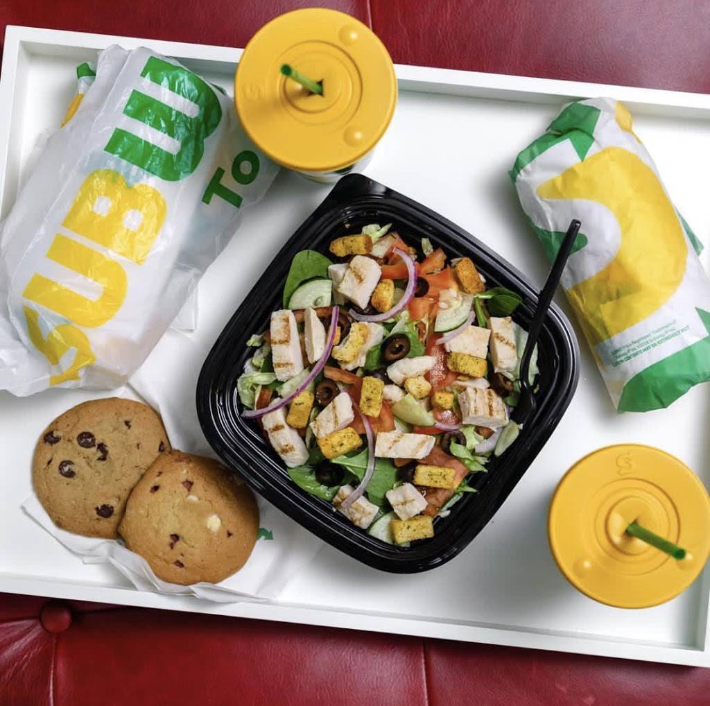 Subway | restaurant | 3067 N Holton St, Milwaukee, WI 53212, USA | 4142048880 OR +1 414-204-8880