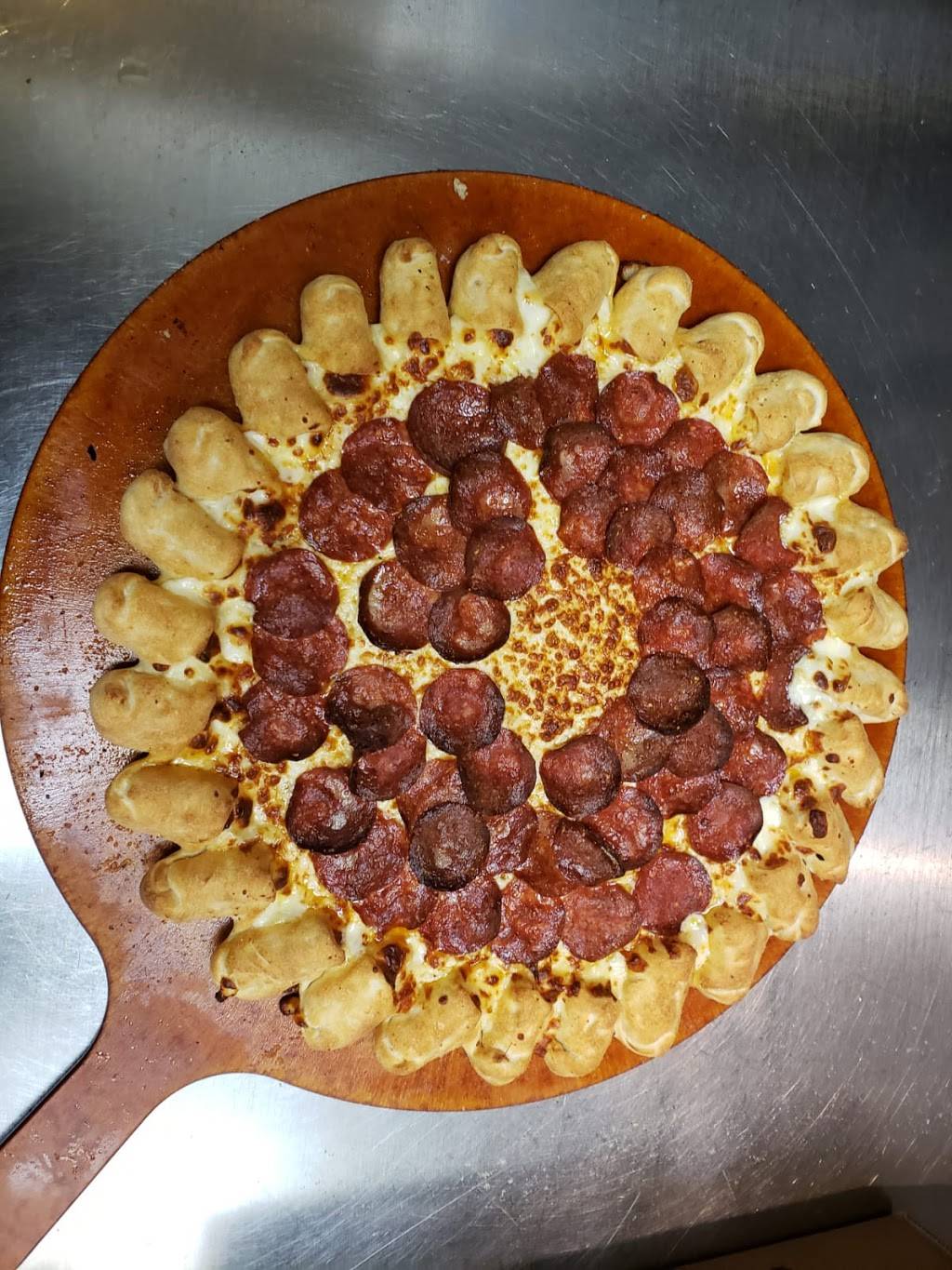 Pizza Hut | restaurant | 695 Plains Rd E, Burlington, ON L7T 2E8, Canada | 9056373443 OR +1 905-637-3443