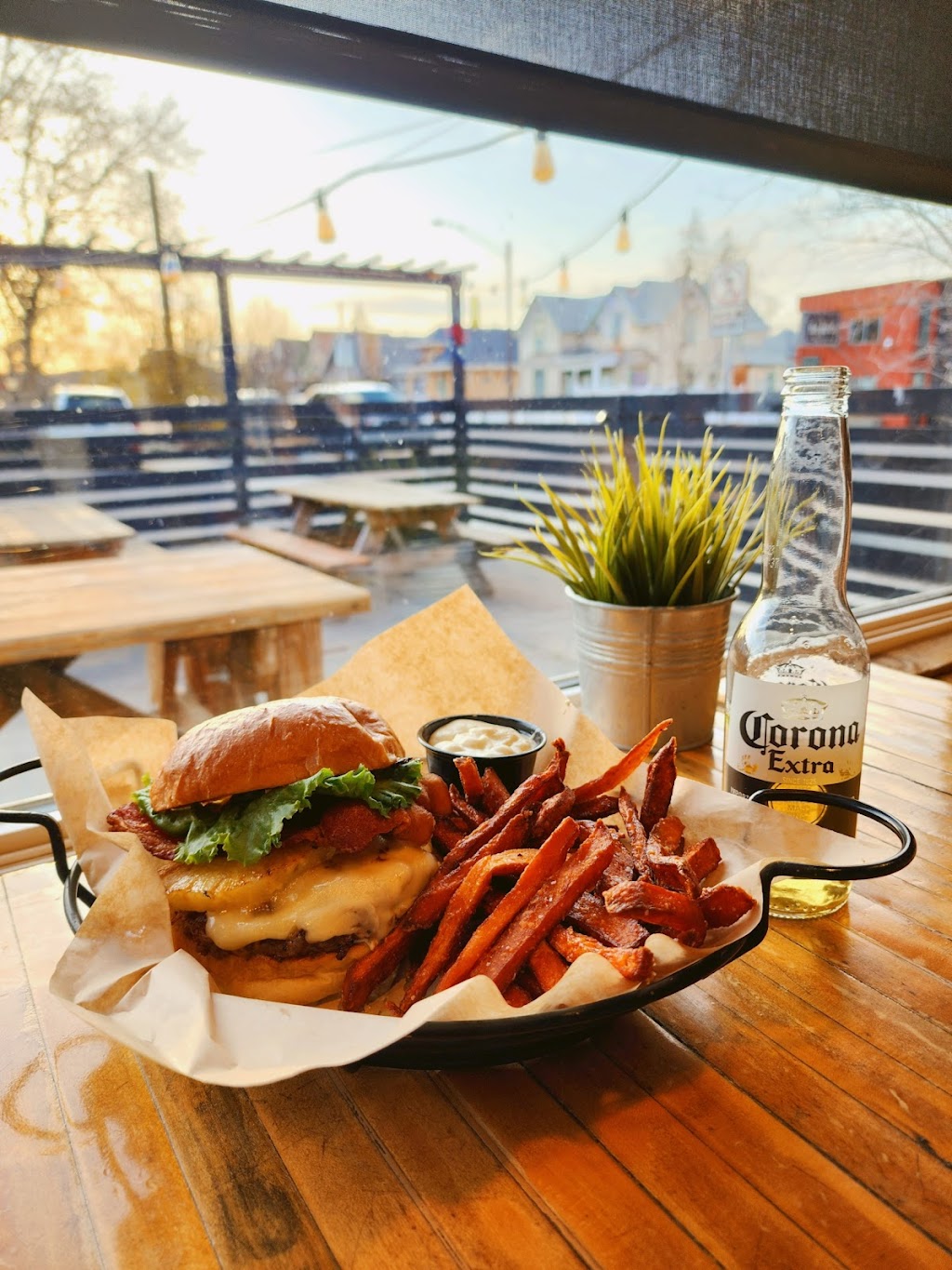 The Backyard Public House | restaurant | 1811 W Broadway Ave, Spokane, WA 99201, USA | 5098227338 OR +1 509-822-7338