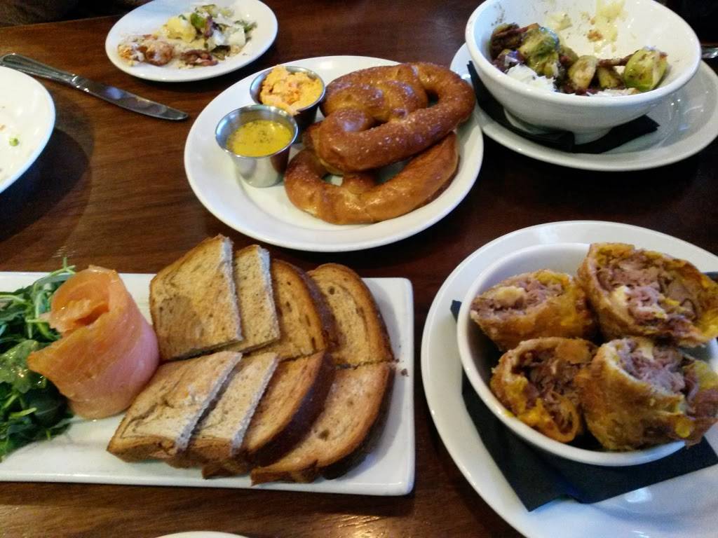 Warrens Ale House | restaurant | 51 Town Square, Wheaton, IL 60189, USA | 6304625126 OR +1 630-462-5126