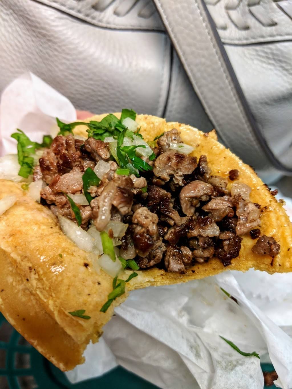 Taqueria Traspasada 2 | restaurant | 811 N Ashland Ave, Chicago, IL 60657, USA | 3128502069 OR +1 312-850-2069