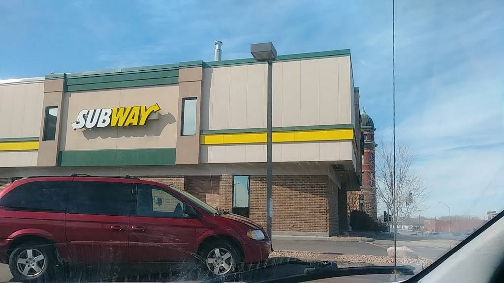 Subway | restaurant | 166 Concord Exchange N, South St Paul, MN 55075, USA | 6514577193 OR +1 651-457-7193