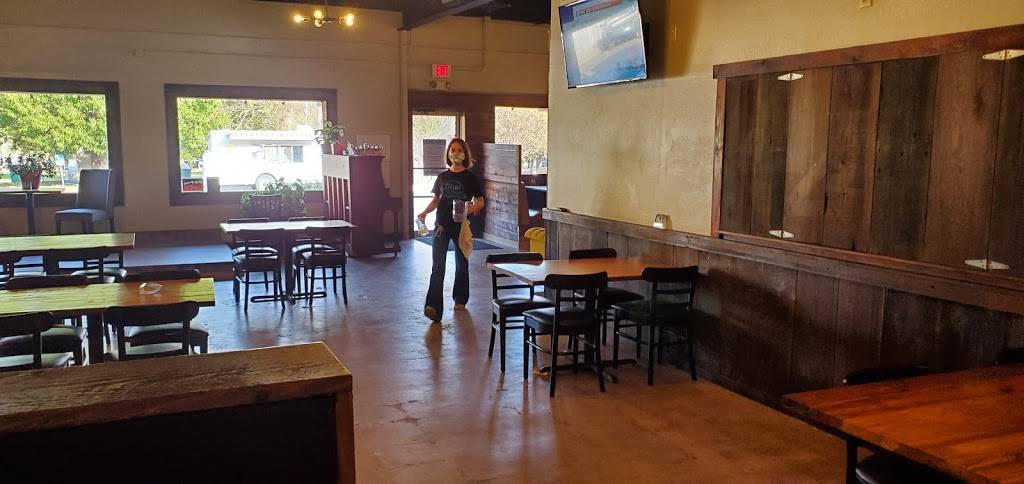 Blue Canoe | restaurant | 129 S Main St, Melvern, KS 66510, USA | 7855493337 OR +1 785-549-3337