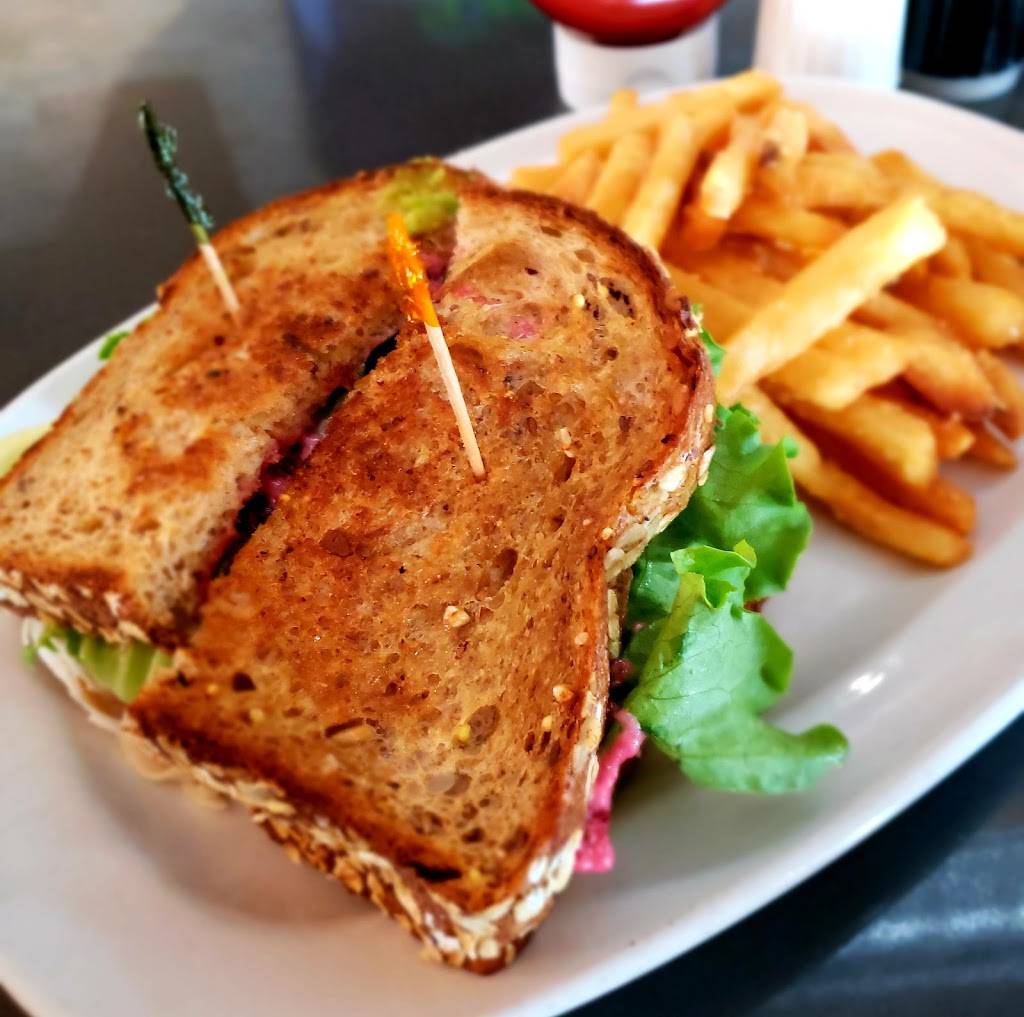 MAHONEYS RESTAURANT & BAR | restaurant | 30 Wisconsin St, Oshkosh, WI 54901, USA | 9202303737 OR +1 920-230-3737