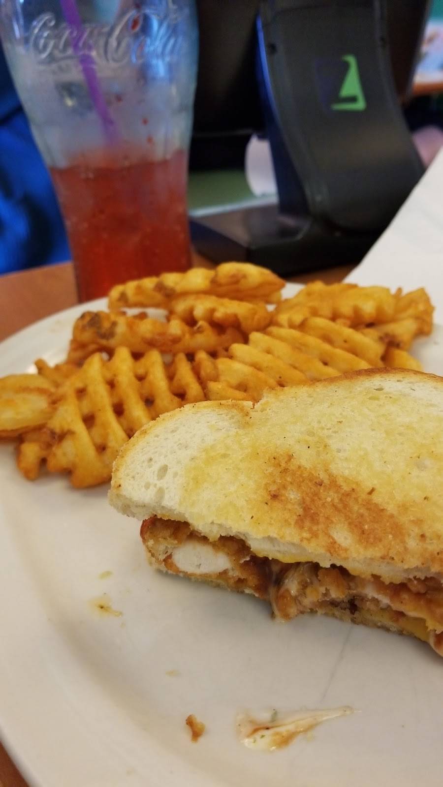 Friendlys | restaurant | 111 Macy St, MA-110, Amesbury, MA 01913, USA | 9783880378 OR +1 978-388-0378