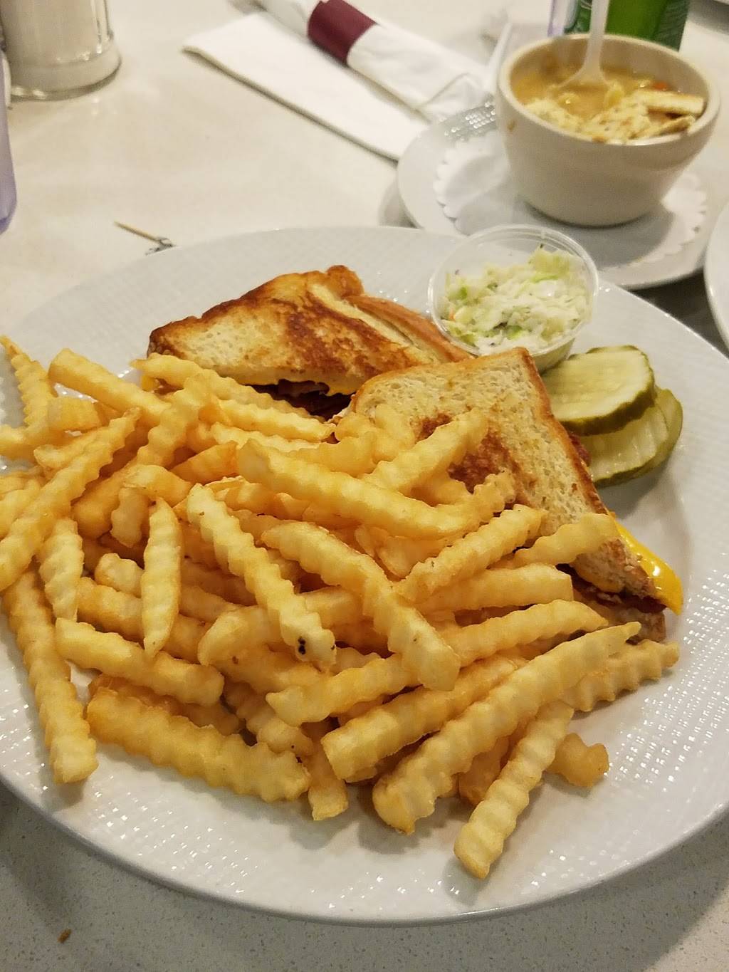 Hollywood Grill | restaurant | 2246, 1601 W North Ave, Chicago, IL 60622, USA | 7733951818 OR +1 773-395-1818