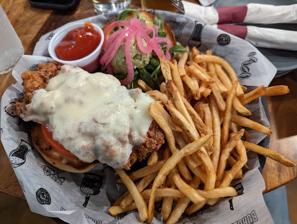 Krafted Burger Bar + Tap | restaurant | 111 E 1st St, Elmhurst, IL 60126, USA | 3312250853 OR +1 331-225-0853