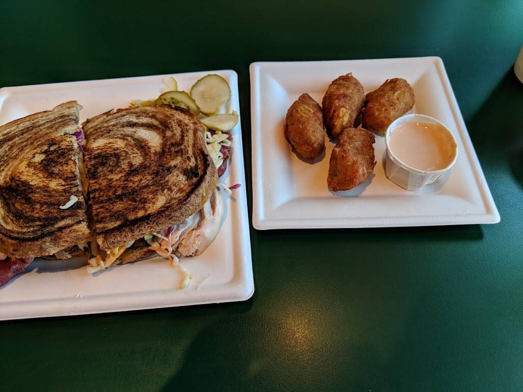 Big Green Q | restaurant | 6023 Maple St, Omaha, NE 68104, USA | 4022163000 OR +1 402-216-3000