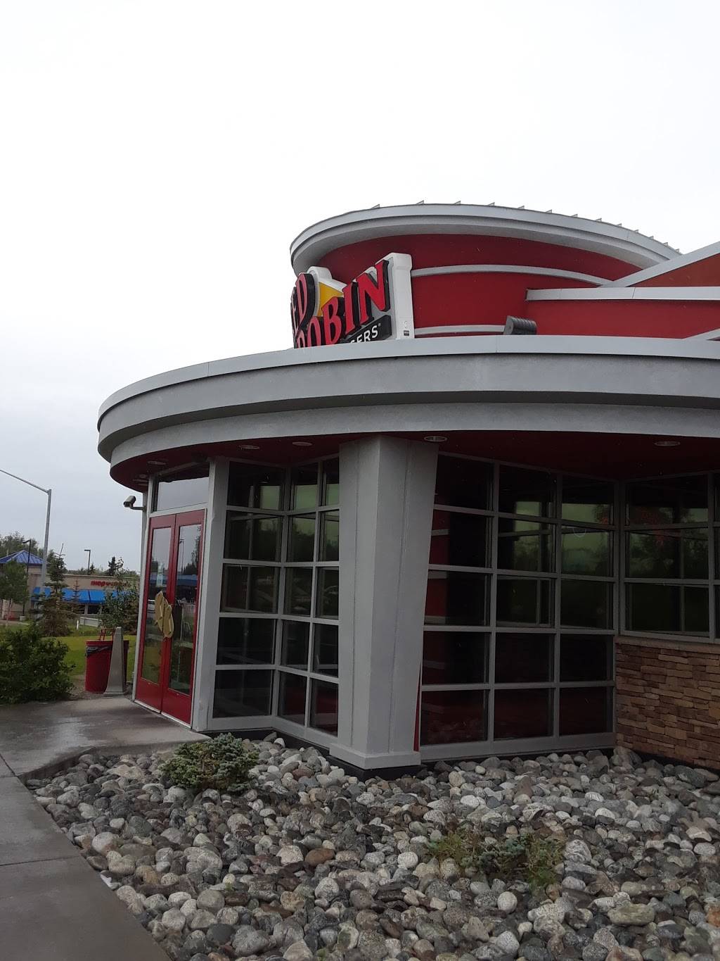 Red Robin Gourmet Burgers and Brews | restaurant | 1891 E Parks Hwy, Wasilla, AK 99654, USA | 9073737373 OR +1 907-373-7373