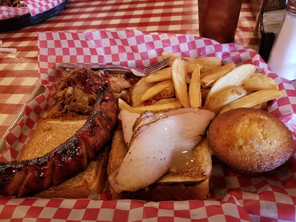 Famous Daves Bar-B-Que | restaurant | 4355 Frontage Rd W, Owatonna, MN 55060, USA | 5074552900 OR +1 507-455-2900