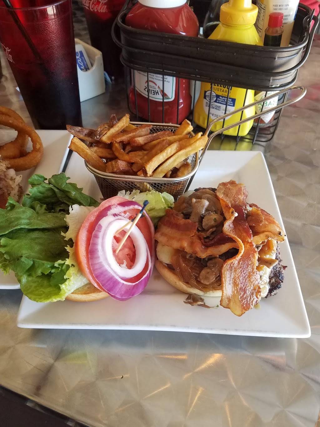 On Tap Bar & Grill | restaurant | 4 Park St, Essex Junction, VT 05452, USA | 8028783309 OR +1 802-878-3309