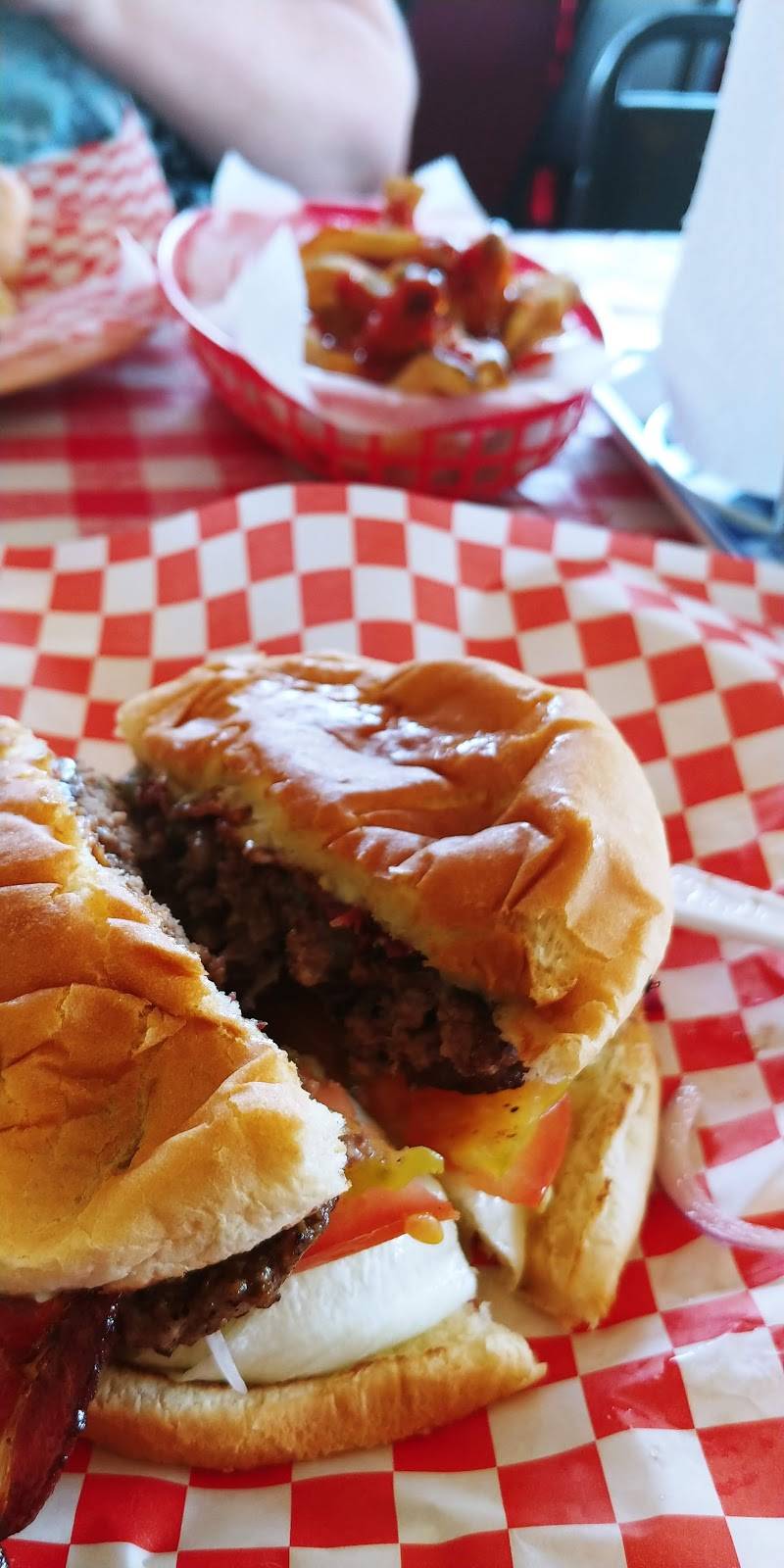 Burger Island | restaurant | 2175, 9410 Walnut St # 100, Dallas, TX 75243, USA | 2145708021 OR +1 214-570-8021