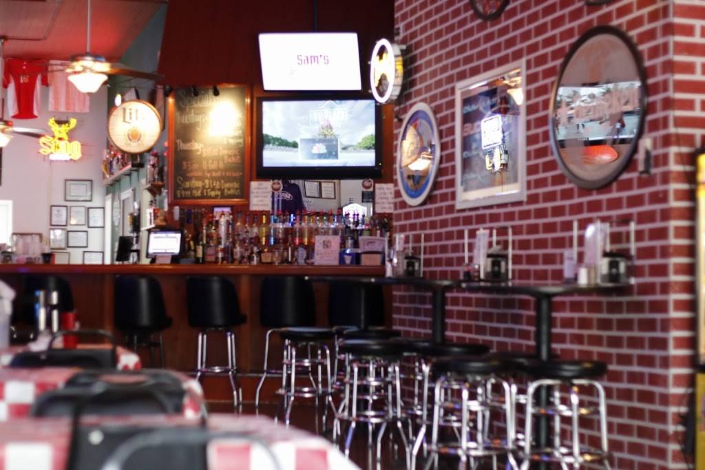 Sams Pizza & Pub Inc. | restaurant | 1017 Broadway, Highland, IL 62249, USA | 6186547171 OR +1 618-654-7171